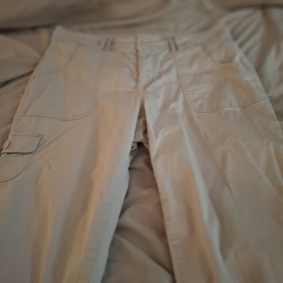 Gloria Vanderbilt Women's Casual Cream Cropped Cargo Pants - Picture 4 of 11
